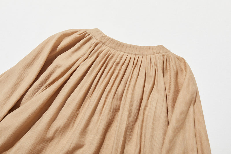 大人の可愛らしさを纏う ピンタック入りブラウス　シャツブラウス ライトグレー　250907