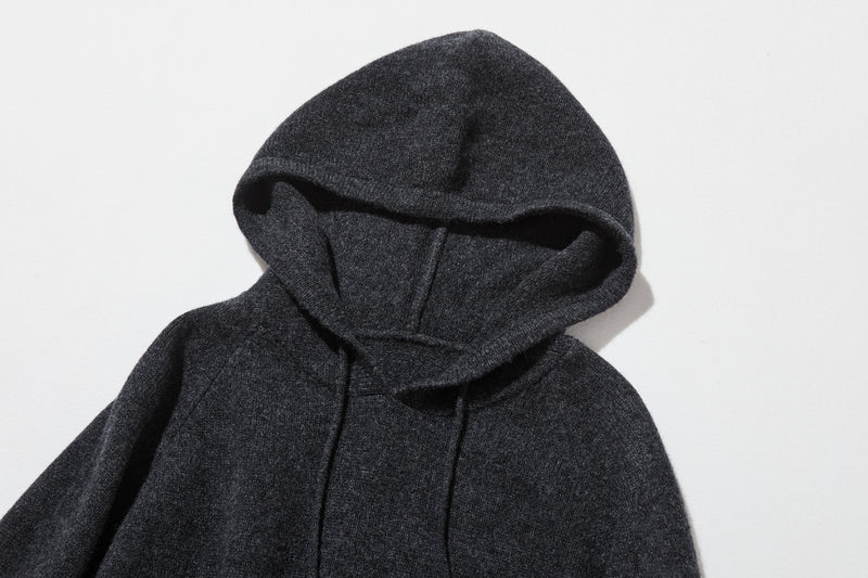 大人のカジュアルスタイルに欠かせないニットパーカー　ウール100％　フード付き　　241005