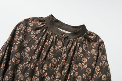 春にぴったりのエレガントな柄ワンピース　コットン混　シャツワンピース ブラウン　250304-1