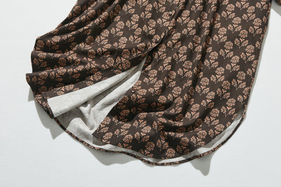 春にぴったりのエレガントな柄ワンピース　コットン混　シャツワンピース ブラウン　250304-1