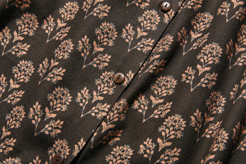 春にぴったりのエレガントな柄ワンピース　コットン混　シャツワンピース ブラウン　250304-1