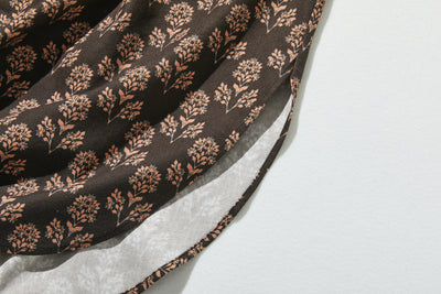 春にぴったりのエレガントな柄ワンピース　コットン混　シャツワンピース ブラウン　250304-1