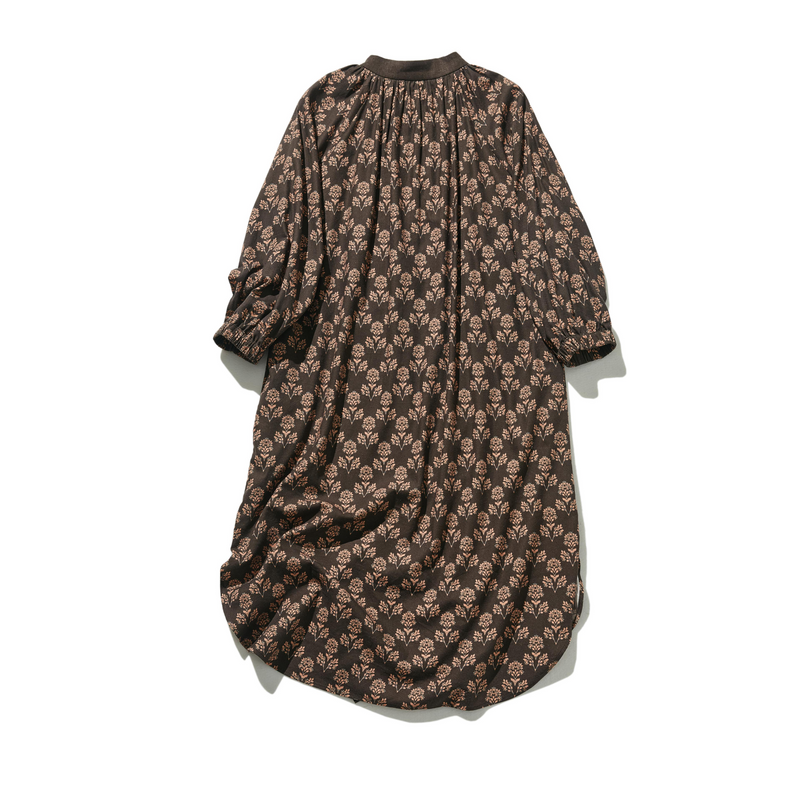 春にぴったりのエレガントな柄ワンピース　コットン混　シャツワンピース ブラウン　250304-1