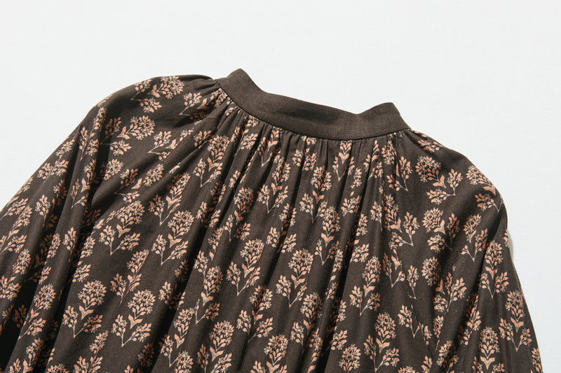 春にぴったりのエレガントな柄ワンピース　コットン混　シャツワンピース ブラウン　250304-1