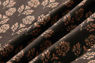 春にぴったりのエレガントな柄ワンピース　コットン混　シャツワンピース ブラウン　250304-1