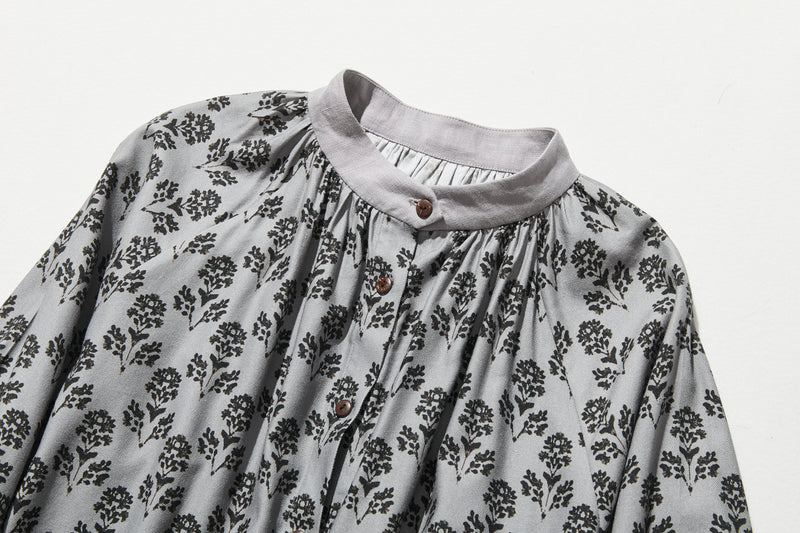 春にぴったりのエレガントな柄ワンピース　コットン混　シャツワンピース グレー　250304-2