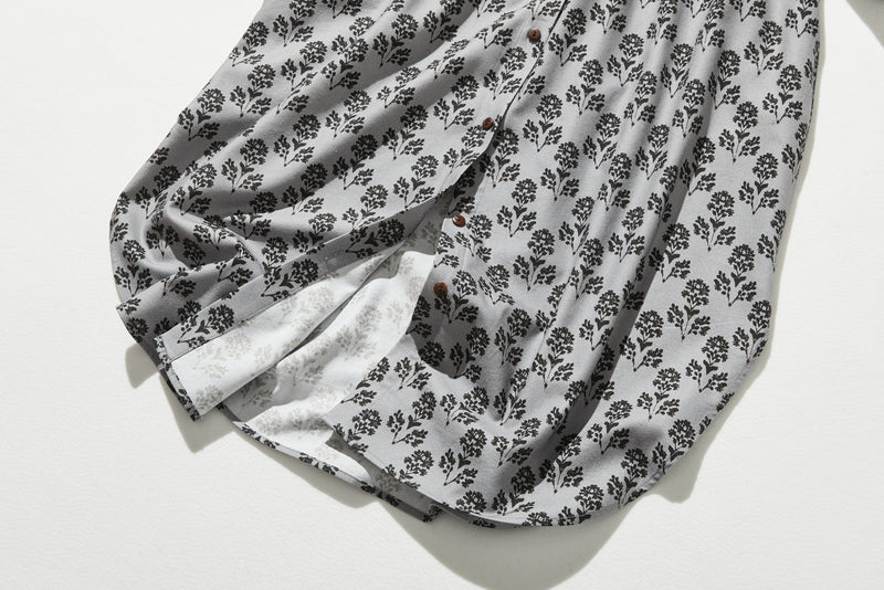 春にぴったりのエレガントな柄ワンピース　コットン混　シャツワンピース グレー　250304-2