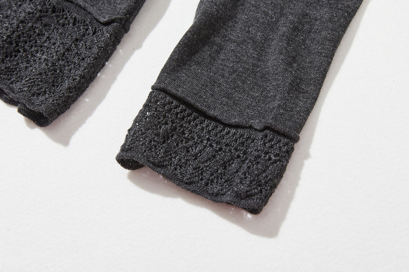 細部に遊び心が光るニットトップス　ウール混　レース編み裾ニット　　251010