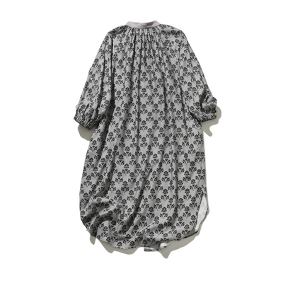 春にぴったりのエレガントな柄ワンピース　コットン混　シャツワンピース グレー　250304-2