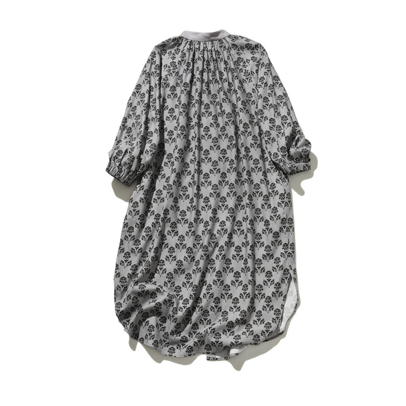 春にぴったりのエレガントな柄ワンピース　コットン混　シャツワンピース グレー　250304-2