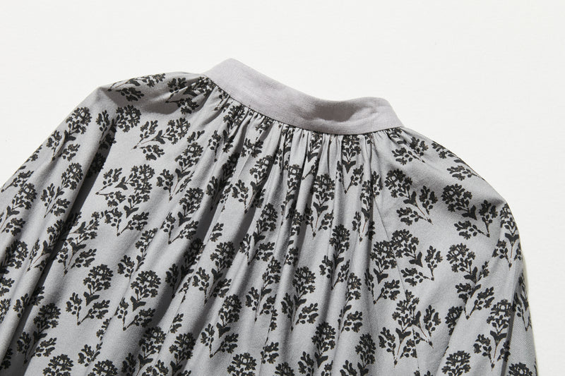 春にぴったりのエレガントな柄ワンピース　コットン混　シャツワンピース グレー　250304-2