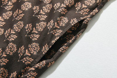 春にぴったりのエレガントな柄ワンピース　コットン混　シャツワンピース ブラウン　250304-1