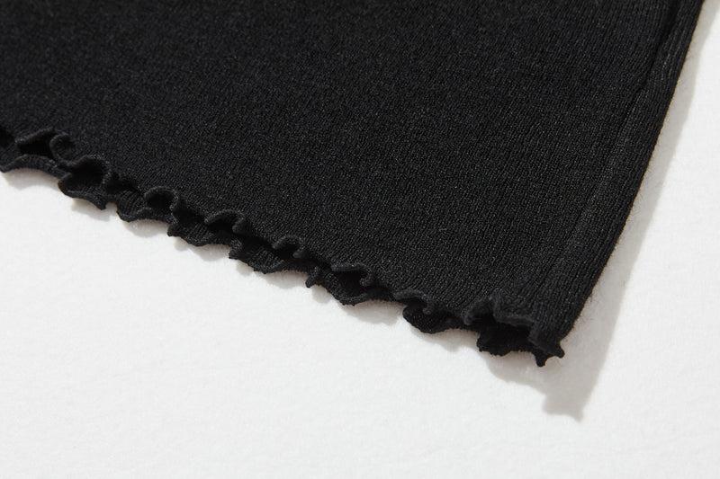 すっきり女性らしいシルエット。肌に寄り添う、軽くて暖かなハイゲージニット 251102