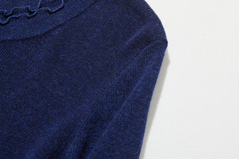 すっきり女性らしいシルエット。肌に寄り添う、軽くて暖かなハイゲージニット 251102