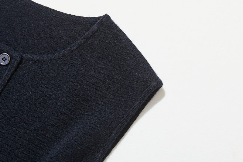 快適さとスタイルを両立　上質なウール100%のニットベスト　ウール100％　　251101