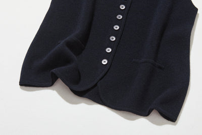 快適さとスタイルを両立　上質なウール100%のニットベスト　ウール100％　　251101