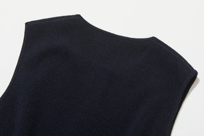 快適さとスタイルを両立　上質なウール100%のニットベスト　ウール100％　　251101