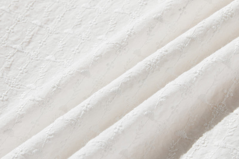 ふんわり優美な刺繍が魅力のコットンプルオーバー 7分袖　コットン100％　ホワイト 250806-1