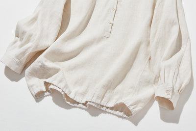 シーンを選ばず、さまざまなコーディネートの主役になるリネンブラウス 長袖ブラウス　250921