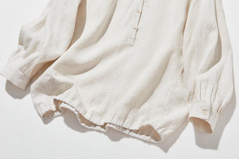 シーンを選ばず、さまざまなコーディネートの主役になるリネンブラウス 長袖ブラウス　250921