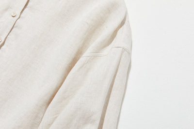 シーンを選ばず、さまざまなコーディネートの主役になるリネンブラウス 長袖ブラウス　250921