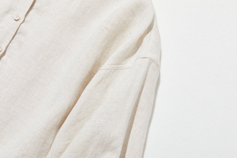 シーンを選ばず、さまざまなコーディネートの主役になるリネンブラウス 長袖ブラウス　250921