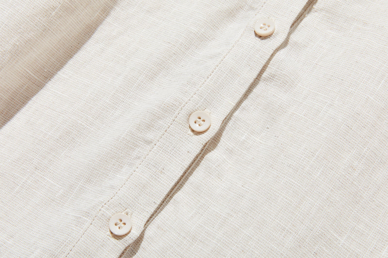 シーンを選ばず、さまざまなコーディネートの主役になるリネンブラウス 長袖ブラウス　250921