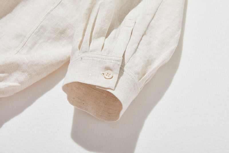 シーンを選ばず、さまざまなコーディネートの主役になるリネンブラウス 長袖ブラウス　250921