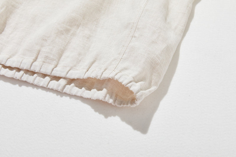 シーンを選ばず、さまざまなコーディネートの主役になるリネンブラウス 長袖ブラウス　250921