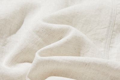 シーンを選ばず、さまざまなコーディネートの主役になるリネンブラウス 長袖ブラウス　250921