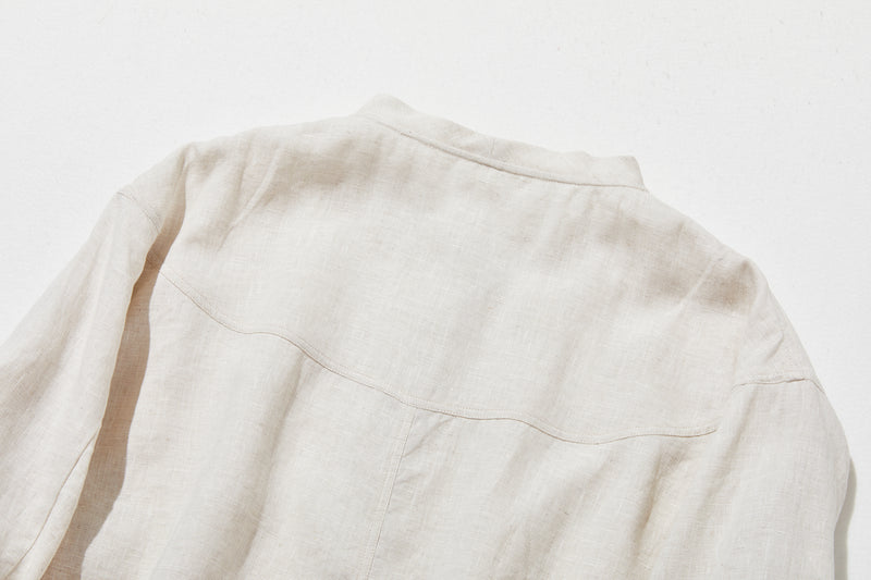 シーンを選ばず、さまざまなコーディネートの主役になるリネンブラウス 長袖ブラウス　250921