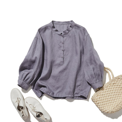 シーンを選ばず、さまざまなコーディネートの主役になるリネンブラウス 長袖ブラウス　250921