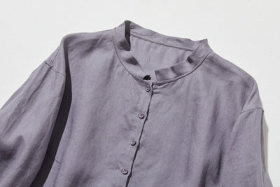 シーンを選ばず、さまざまなコーディネートの主役になるリネンブラウス 長袖ブラウス　250921