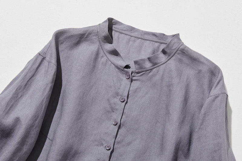 シーンを選ばず、さまざまなコーディネートの主役になるリネンブラウス 長袖ブラウス　250921