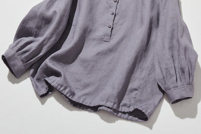 シーンを選ばず、さまざまなコーディネートの主役になるリネンブラウス 長袖ブラウス　250921