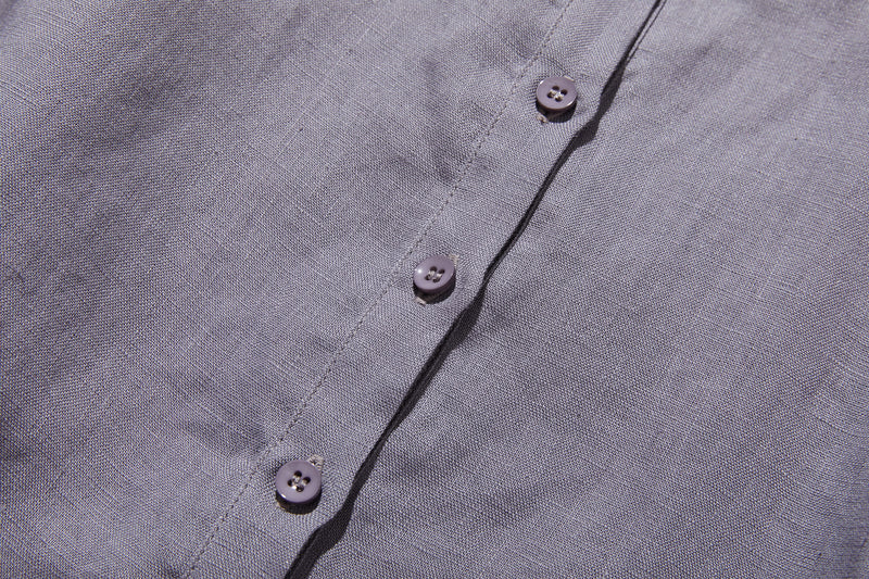 シーンを選ばず、さまざまなコーディネートの主役になるリネンブラウス 長袖ブラウス　250921