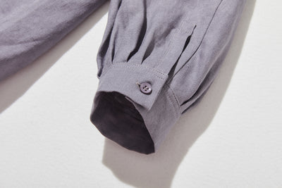 シーンを選ばず、さまざまなコーディネートの主役になるリネンブラウス 長袖ブラウス　250921