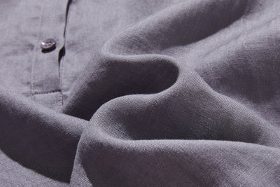 シーンを選ばず、さまざまなコーディネートの主役になるリネンブラウス 長袖ブラウス　250921