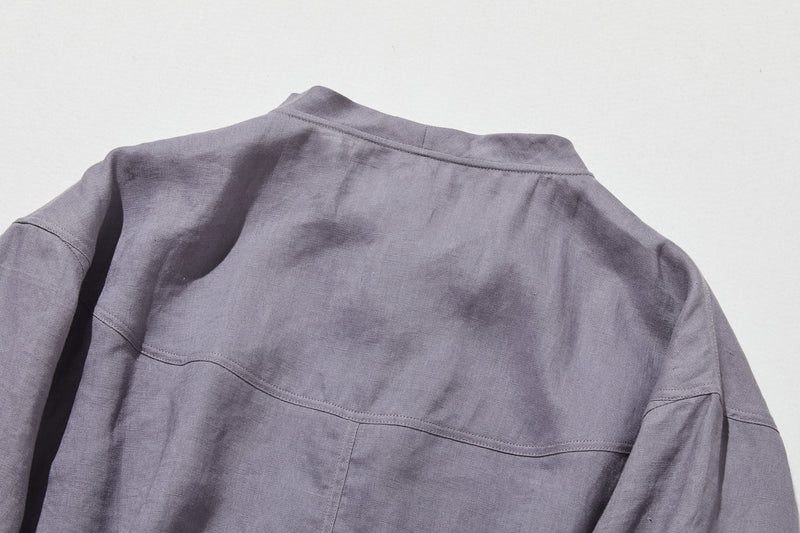 シーンを選ばず、さまざまなコーディネートの主役になるリネンブラウス 長袖ブラウス　250921