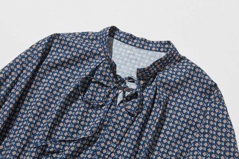 甘すぎず、品よく映える幾何学プリント　長袖ブラウス　コットン100％　250312-1