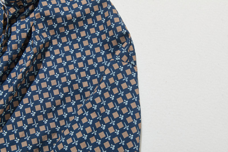 甘すぎず、品よく映える幾何学プリント　長袖ブラウス　コットン100％　250312-1