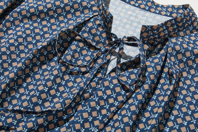 甘すぎず、品よく映える幾何学プリント　長袖ブラウス　コットン100％　250312-1