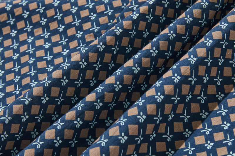 甘すぎず、品よく映える幾何学プリント　長袖ブラウス　コットン100％　250312-1