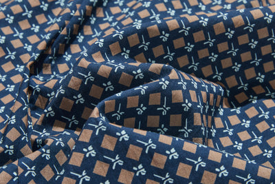 甘すぎず、品よく映える幾何学プリント　長袖ブラウス　コットン100％　250312-1