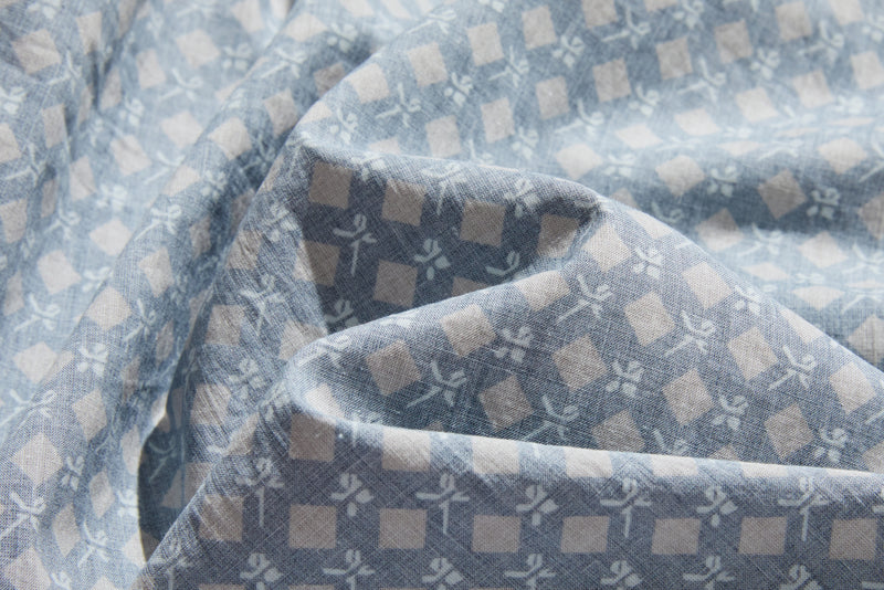 甘すぎず、品よく映える幾何学プリント　長袖ブラウス　コットン100％　250312-1