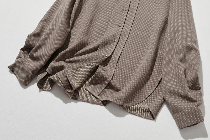 立体シルエットが美しい、ドット織りシャツブラウス　 長袖ブラウス　250919-1