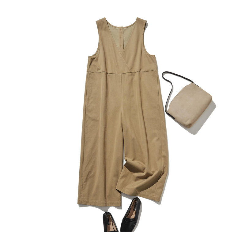 合わせるトップスで印象変化も楽しめるトレンドのサロペット　250214