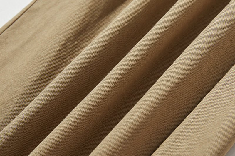 合わせるトップスで印象変化も楽しめるトレンドのサロペット　250214