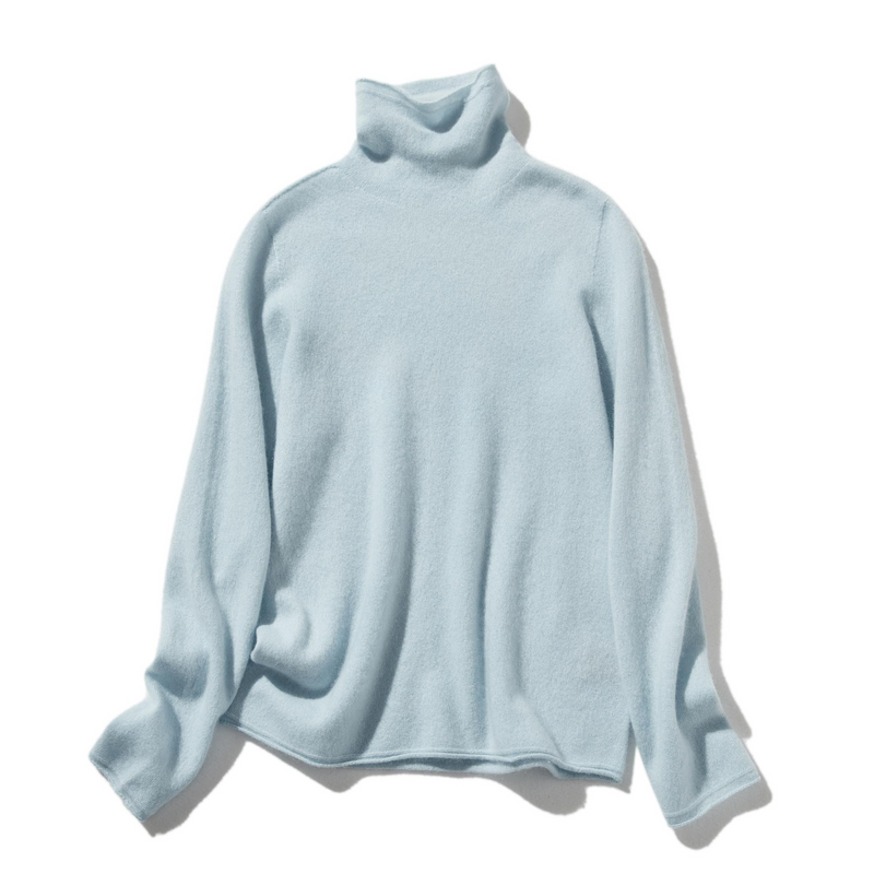 The ultimate comfort born from soft fibers. 100% cashmere high-neck knit 231109