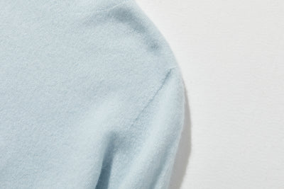 The ultimate comfort born from soft fibers. 100% cashmere high-neck knit 231109